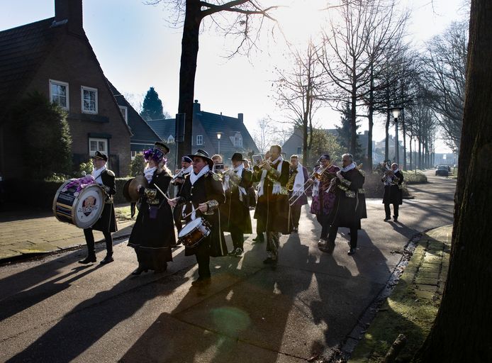 In de ochtend toog blaaskapel De Durbloazers op weg naar het huis van Jurgen Wilms om daar twee jubilarissen te fêteren.