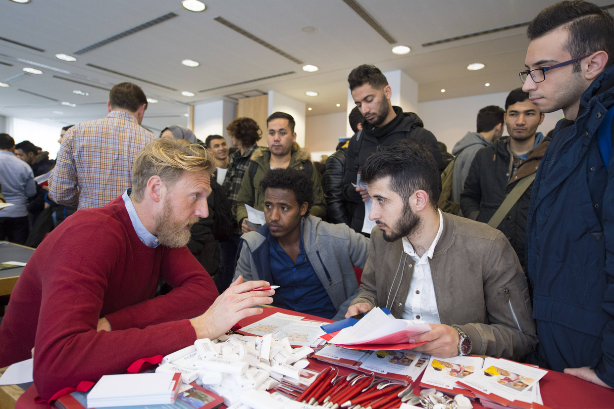 Vluchtelingen op een Duitse banenbeurs. Beeld Hollandse Hoogte / Imago Stock & People GmbH