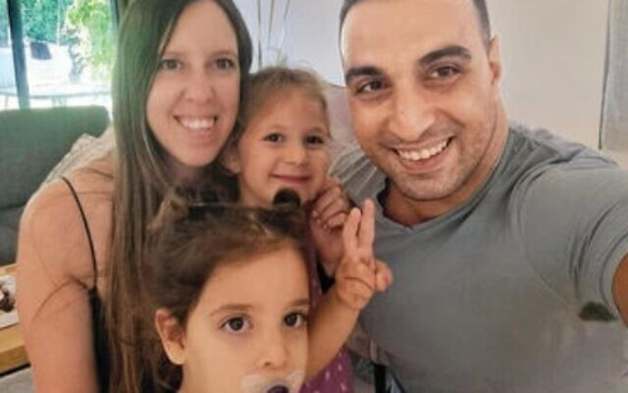 Yoni Asher met zijn vrouw Doron (34) en hun kinderen Raz (5) en Aviv (2).
