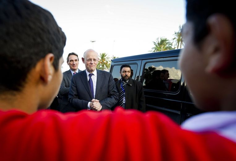 Jongens van de voetbalclub de Eenheid spreken met miinster van  Buitenlandse Zaken Uri Rosenthal tijdens zijn bezoek aan het plein van  de martelaren in Tripoli. Beeld anp
