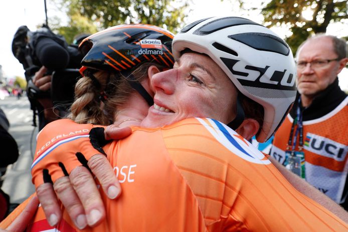 Annemiek van Vleuten viert haar overwinning  met Anna van der Breggen (l) tijdens de wegwedstrijd op het wereldkampioenschap wielrennen.