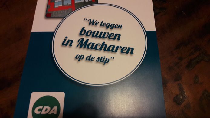 De flyer van het CDA om Macharen na te laten denken over woningbouw op de vroegere voetbalvelden in het dorp.