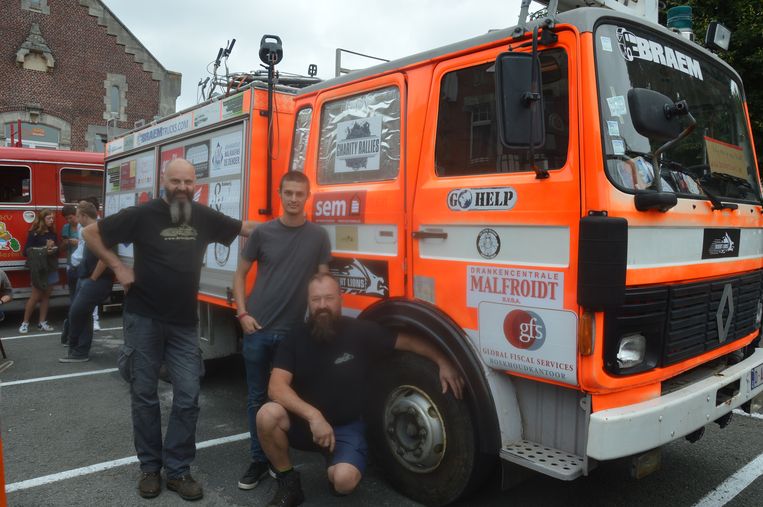 Alain, Kevin en Gunther bij de brandweerwagen die ze naar Tadzjikistan brengen.