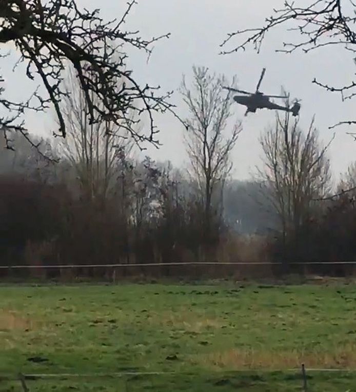 Een Apache scheert tijdens een oefenvlucht langs de tuin van boswachter Bart Pörtzgen.
