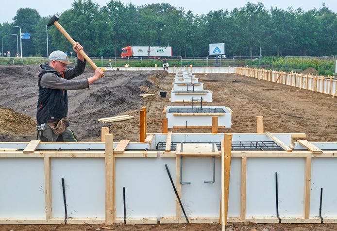 Op de hoek Rijksweg en Mgr.Borretstraat in Reek was al begonnen met de bouw van een tijdelijke Adi