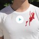 Handig! T-shirt stoot vlekken af