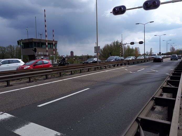 File op de Wantijbrug, onderdeel van de N3 in Dordrecht.