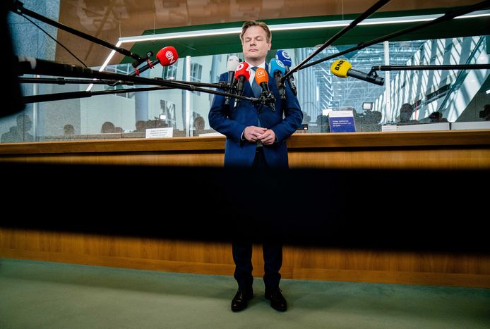 Pieter Omtzigt staat de media te woord.
