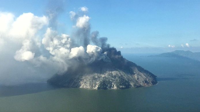 De vulkaan op het eiland Kadovar spuwt een aswolk de lucht in