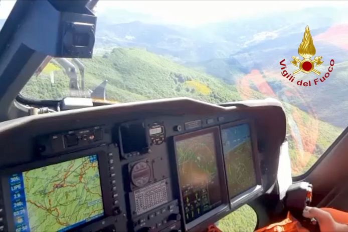 Un elicottero di soccorso sta cercando i detriti dell'incidente.