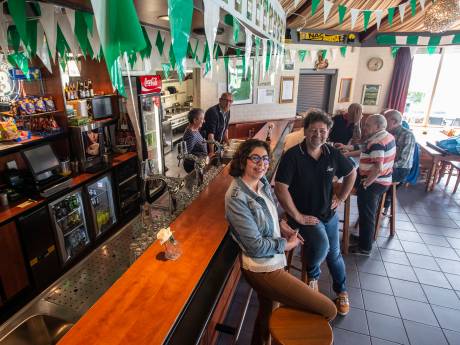 Dertig jaar oude huiskamer van VV Bavel krijgt metamorfose: ‘Vertrouwde sfeer in nieuw jasje’