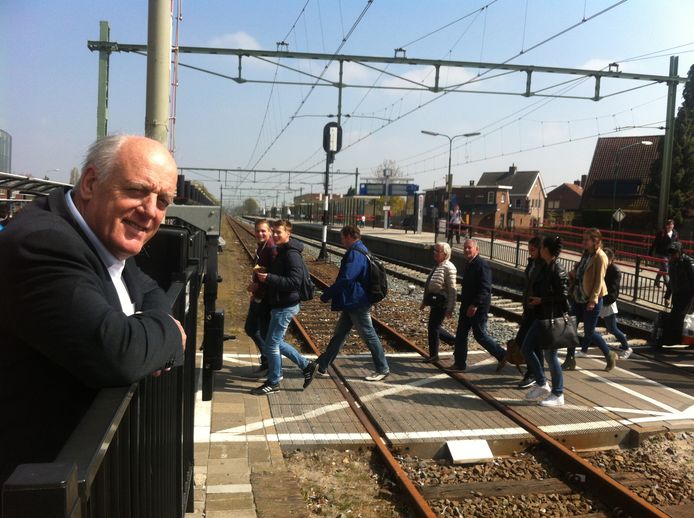 Wethouder Willem Starreveld op het station in Rijen. Archieffoto BN DeStem
