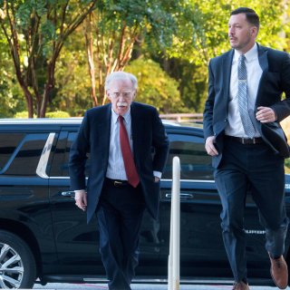 Live - Trump zal Xi binnen twee weken ontmoeten: ‘Heffingen van 100 procent niet houdbaar’ • John Bolton aangekomen in rechtbank