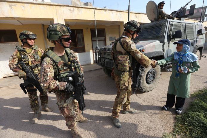 Italiaanse miliatairen van de Resolte Support-missie in Afghanistan brengen keukenmateriaal naar een weeshuis.