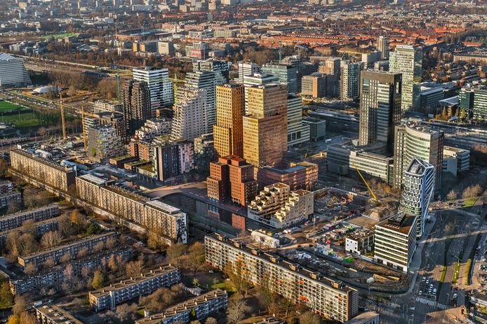 Luchtfoto van de Amsterdamse Zuidas, thuis van talloze brievenbusfirma's waar bedrijven wereldwijd kapitaal doorheen sluizen.