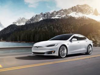 Zelfrijdende Tesla racet tegen 150 km/u over de snelweg in Canada terwijl bestuurder een dutje doet