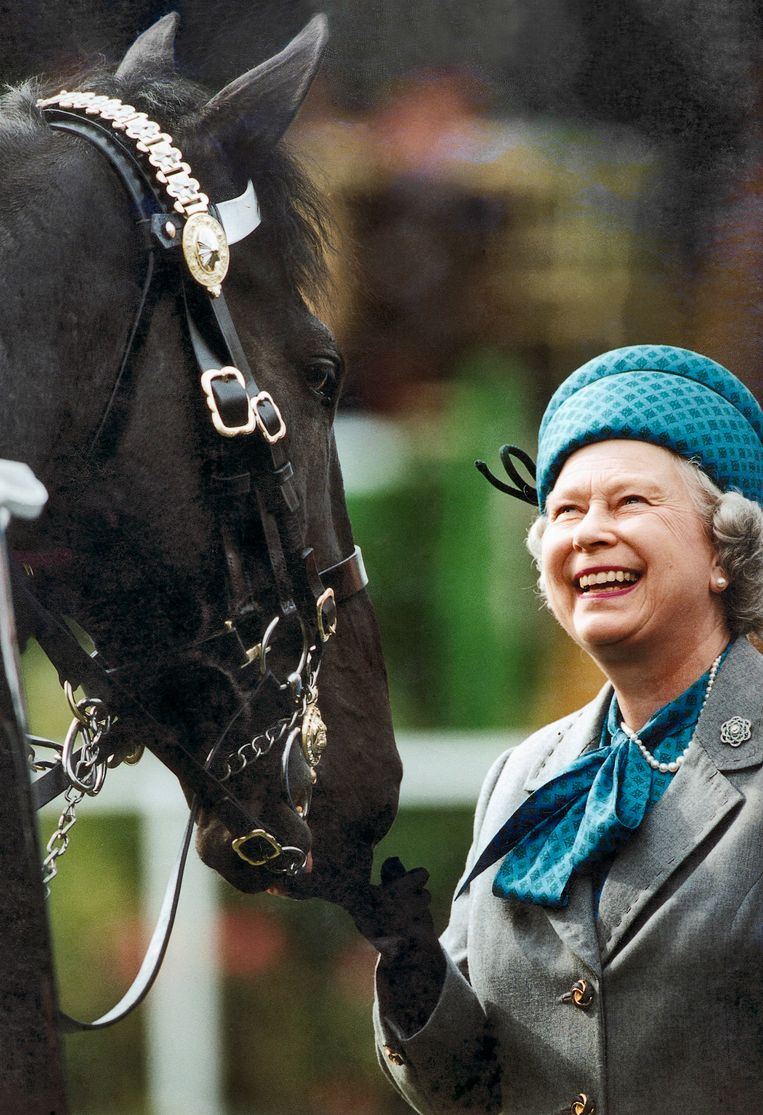 WINDSOR, UNITED KINGDOM - MAY 17:  Queen Elizabeth Ll Smiling As She Reviews Troops Mounted On Horses At The Royal Windsor Horse Show.  (Photo by Tim Graham Photo Library via Getty Images) Beeld Tim Graham Photo Library via Get