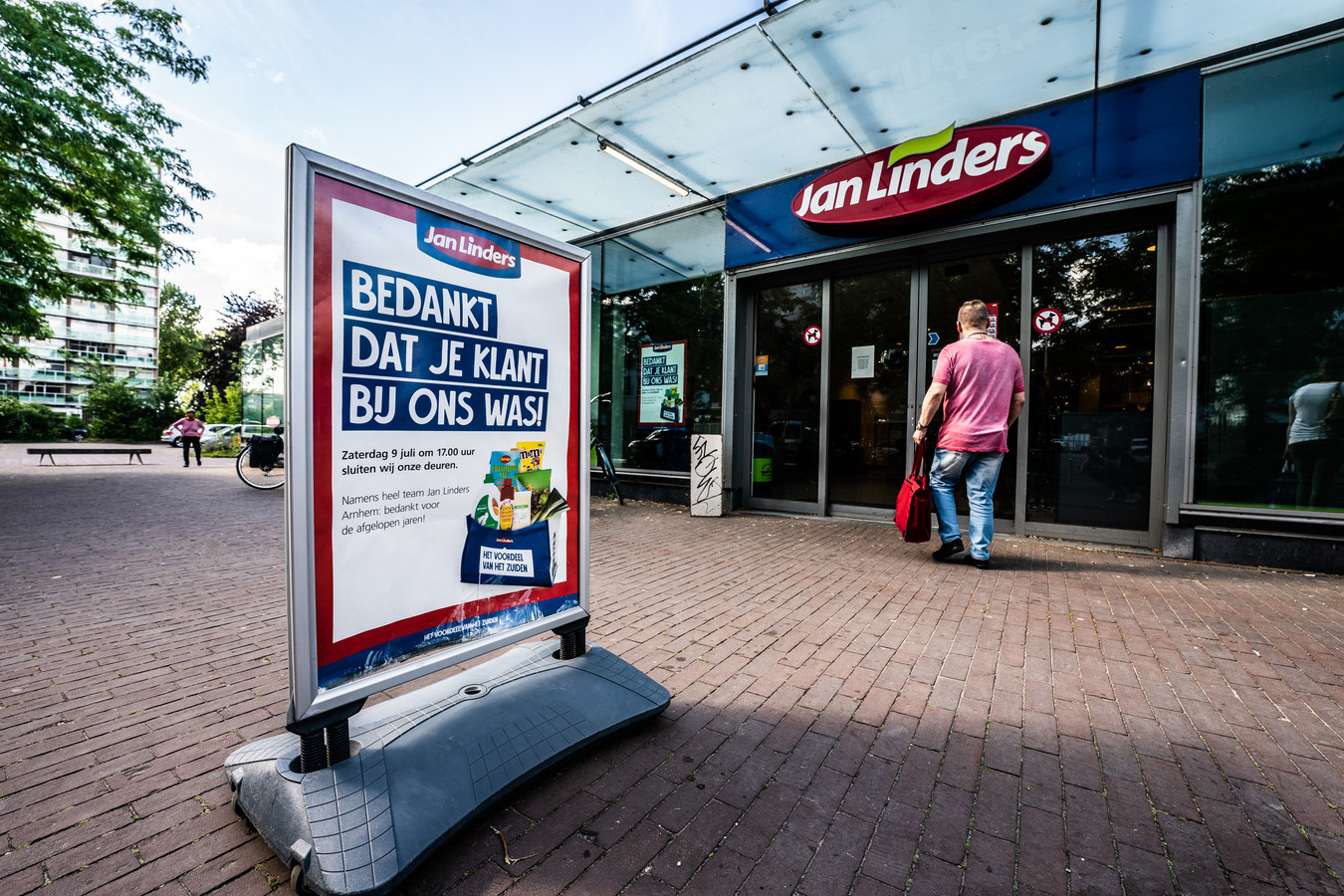 Lege schappen en forse kortingen de zwanenzang van Jan Linders in MalburgenWest Foto AD.nl
