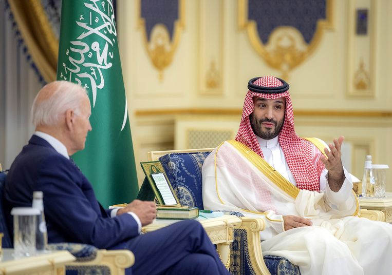 De Amerikaanse president Joe Biden in gesprek met de Saudische kroonprins Mohammed bin Salman, vorige week.  Beeld EPA