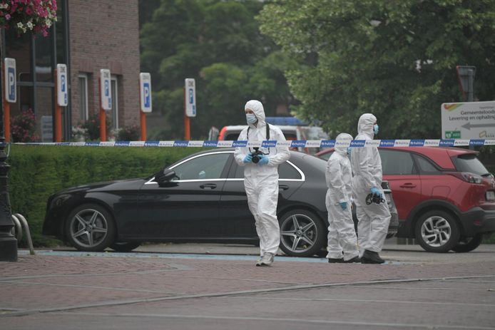 Het bankkantoor van AXA in de Kapelstraat in Essen was het doelwit van de criminelen.