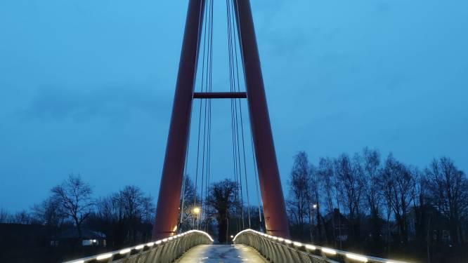 Nieuwe verlichting voor fietsersbrug over kanaal Gent-Oostende