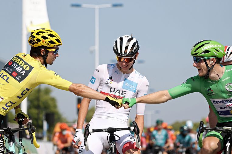 Roglic in het geel, Pogacar in het wit: de twee Slovenen strijden om de Tourwinst. Beeld AFP