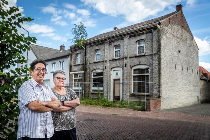 Jaco en Bertha Maas bij het vervallen voormalige café 'Maoske' in Soerendonk.