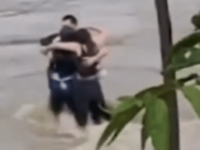 Beelden tonen wanhopige omhelzing van drie jongeren net voor ze worden meegesleurd in rivier