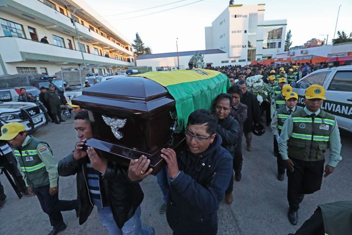 De begrafenis van een politieman die deze week tijdens een overval op het politiebureau door de menigte werd aangevallen in El Alto, Bolivia