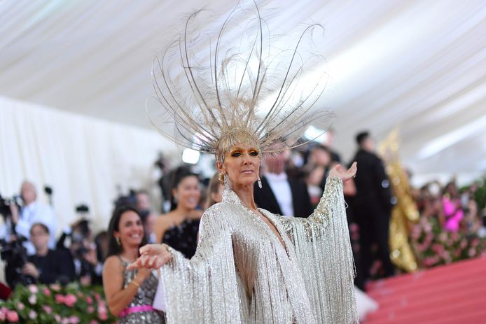 De Canadese zangeres Celine Dion arriveerde met veren op haar hoofd.