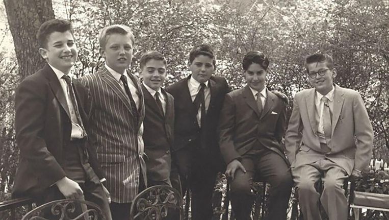 'Donny' Trump, tweede van links, met klasgenoten van de Kew-Forest School, eind jaren vijftig. Beeld .