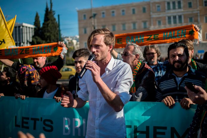 Rikko Voorberg, organisator van ‘We Gaan Ze Halen’, spreekt de pers toe voor het Griekse parlement op 24 december.