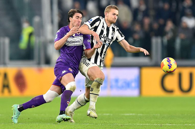 De Ligt houdt Fiorentina-spits Dusan Vlahovic in toom. Beeld EPA