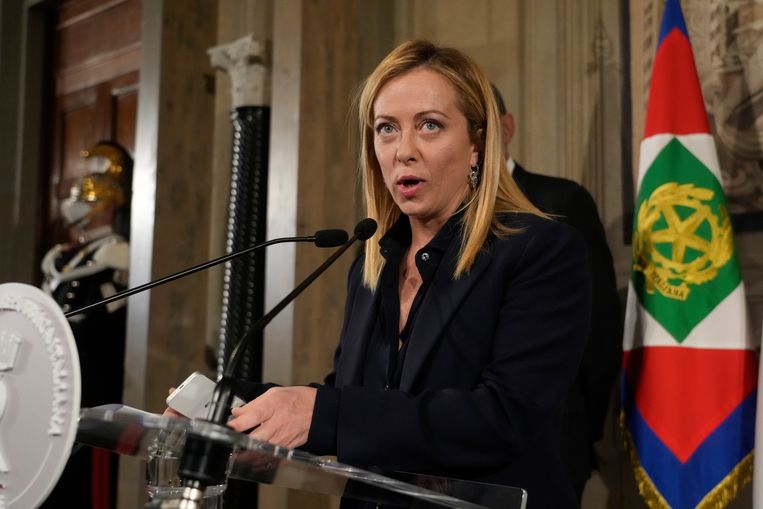 Giorgia Meloni maakt de nieuwe ministers bekend. Beeld AP