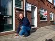 Bert Hali bij de Stolperstein die hij plaatse voor het huis waar zijn opa Gerrit Frederiks door de Duitsers werd opgepakt.
