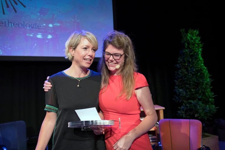 Nederland, Hilversum, 23 september 2017. Janneke  Stegeman geeft op de Nacht van de Theologie het stokje van de Theoloog des Vaderlands door aan Claartje Kruijff (l).  Beeld Werry Crone Fotografie