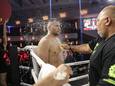 Glory 82: Antonio Plazibat krijgt een plens water in zijn gezicht van trainer Mike Passenier, die ook Plazibats tegenstander Tariq Osaro begeleidt.