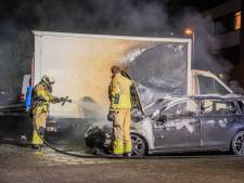 Politie gaat uit van brandstichting nadat auto en bakwagen in vlammen opgaan in Utrecht