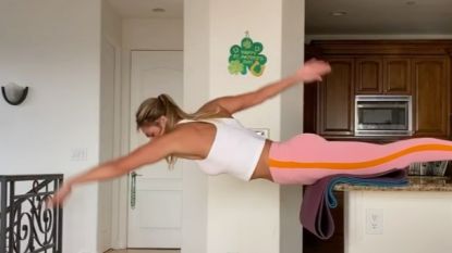 Omstreden Russische topzwemster bewijst dat je geen water nodig hebt om te kunnen zwemmen