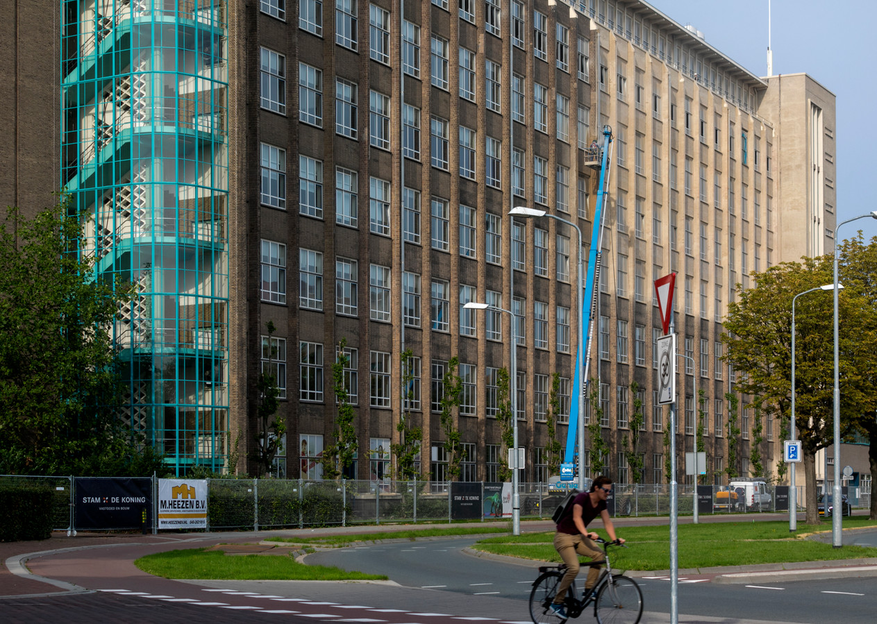 Is het oude Summa College in Eindhoven half schoon of half vuil? Foto AD.nl
