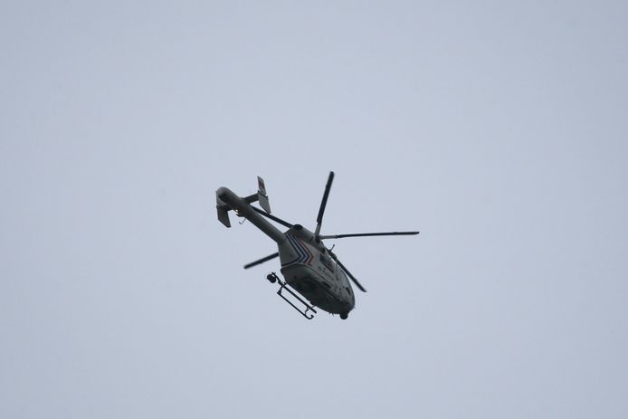 De politie vrijdag was massaal ter plaatse zoals hier in Ingelmunster ook met een helikopter