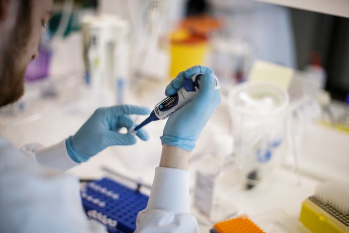 Een laborant werkt aan een vaccin tegen het nieuwe coronavirus.