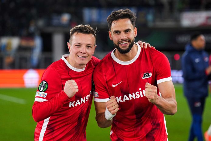 Jordy Clasie viert de plaatsing voor de kwartfinales met ploeggenoot Pantelis Hatzidiakos.