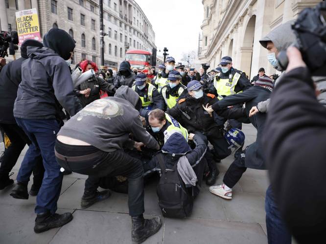 Politie en demonstranten slaags in Londen en Noord-Ierland