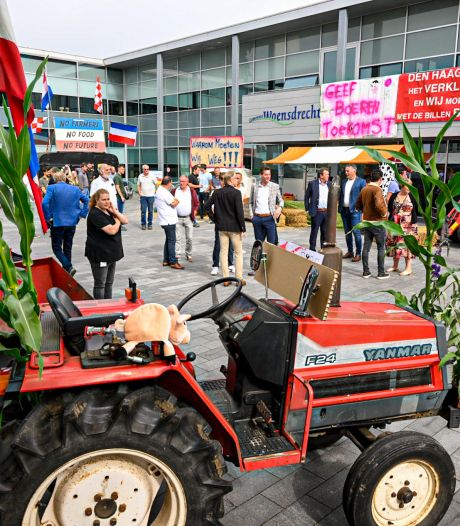 LIVE | Tientallen boeren bekeurd op de A67 bij Hapert, tractoren rijden door centrum Tilburg
