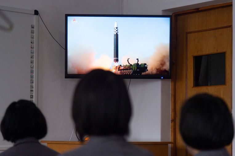 Studenten in Pyongyang kijken naar de lancering van de Hwasong-15. Beeld AFP