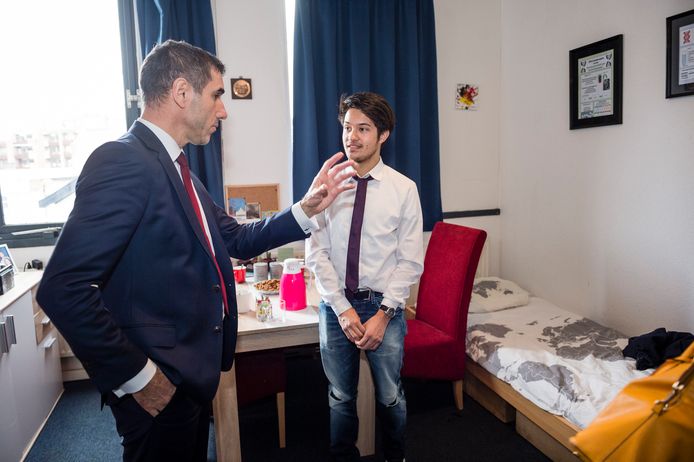 Staatssecretaris Paul Blokhuis praat met Ervin Alcanzo tijdens een bezoek aan het project Kamer-Raad in Enschede.