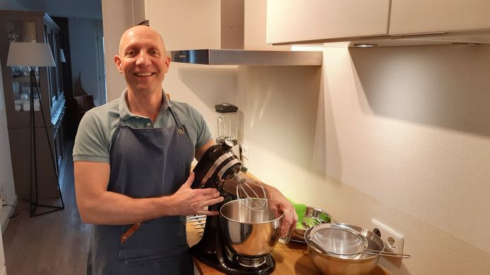 Joost van der Hout maakt de macarons voor zijn bedrijf allemaal nog in zijn eigen oven vanuit huis.