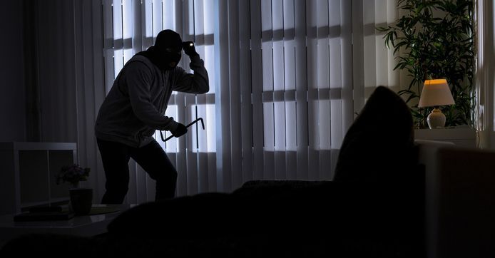 Bij thuiskomst merkte een koppel een inbreker op.