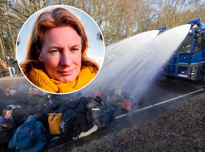 Klimaatdemonstranten van Extinction Rebellion krijgen met het waterkanon te maken tijdens de blokkade van de A12. Inzet: Tessel Hofstede uit Olst.